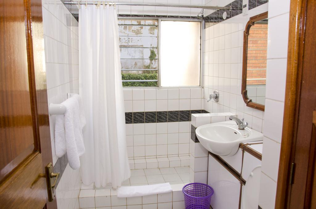 Golf Course Apartments Кампала Экстерьер фото